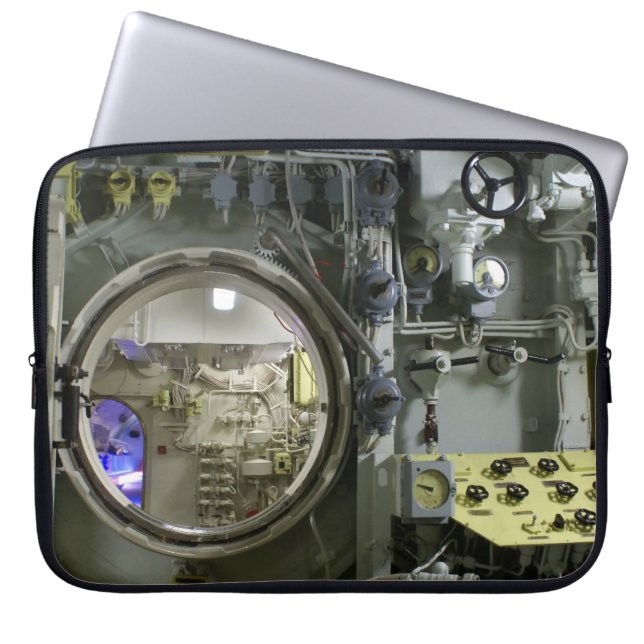 luckor på en gammal retroubåt laptop fodral (Framsidan)