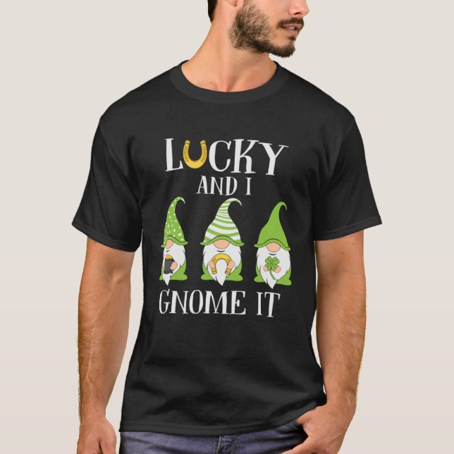 Lucky and I Gnome It Three Lucky Gnomes St Patrick T Shirt (Framsida)