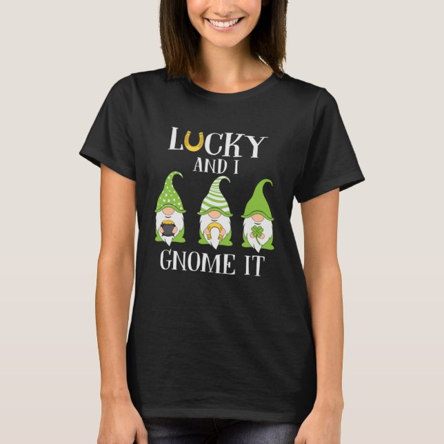Lucky and I Gnome It Three Lucky Gnomes St Patrick T Shirt (Framsida)