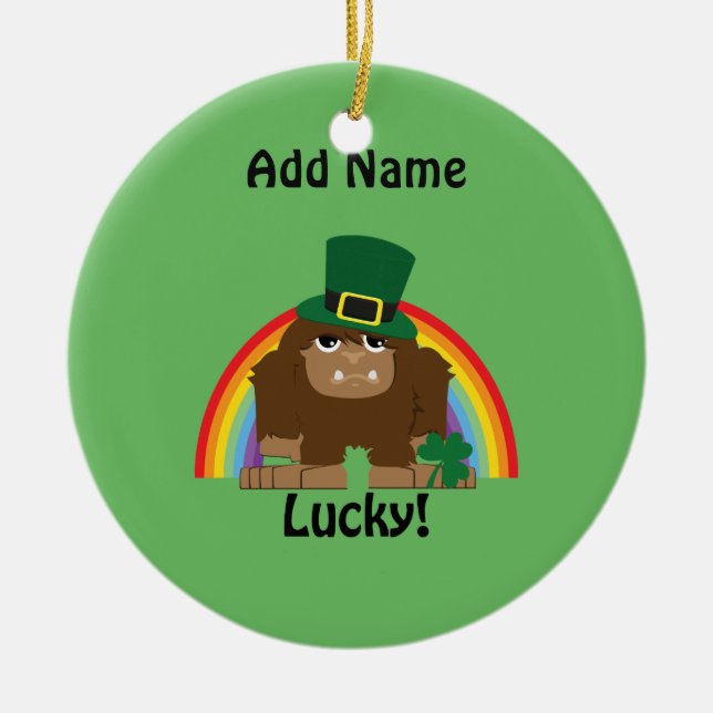 Lucky Bigfoot Leprechaun Julgransprydnad Keramik (Framsidan)