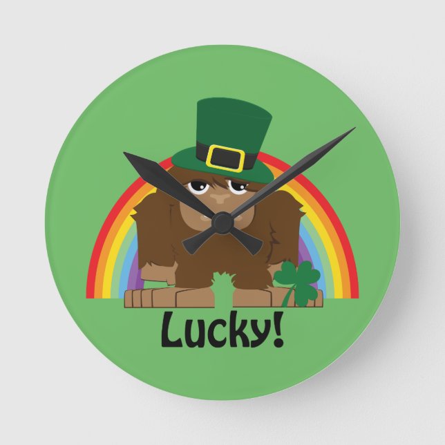 Lucky Bigfoot Leprechaun Rund Klocka (Framsida)