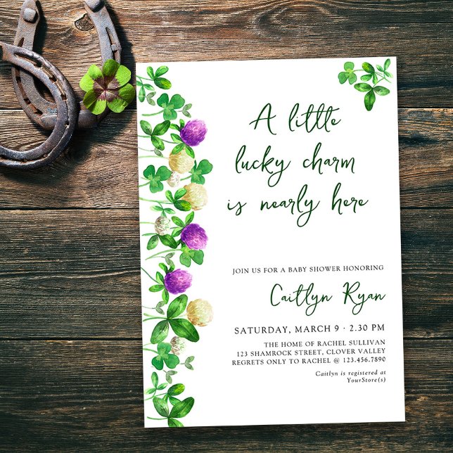 Lucky Charm Shamrocks och Klöver Baby Shower Inbjudningar (A little lucky charm is nearly here - irish themed gender neutral baby shower invitation)