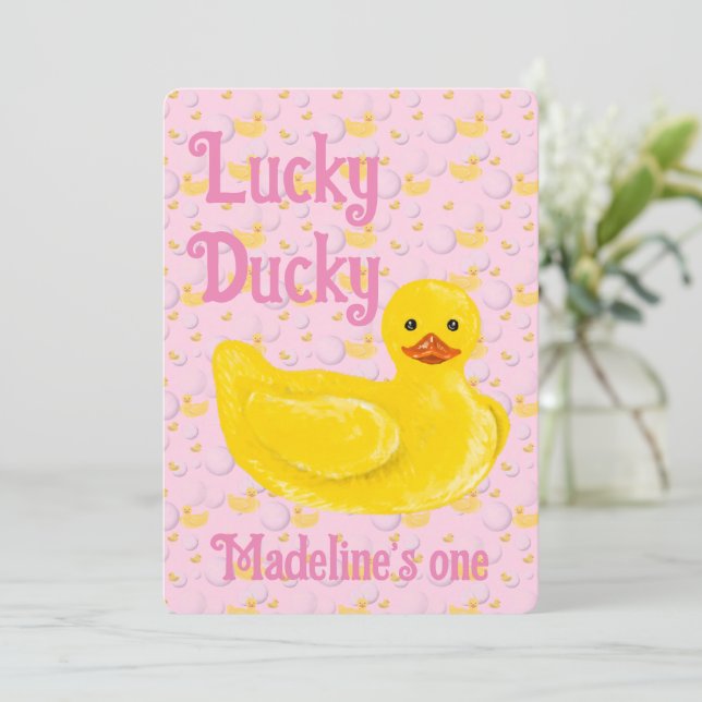 Lucky Ducky First Birthday Invitation Inbjudningar (Stående Fram)