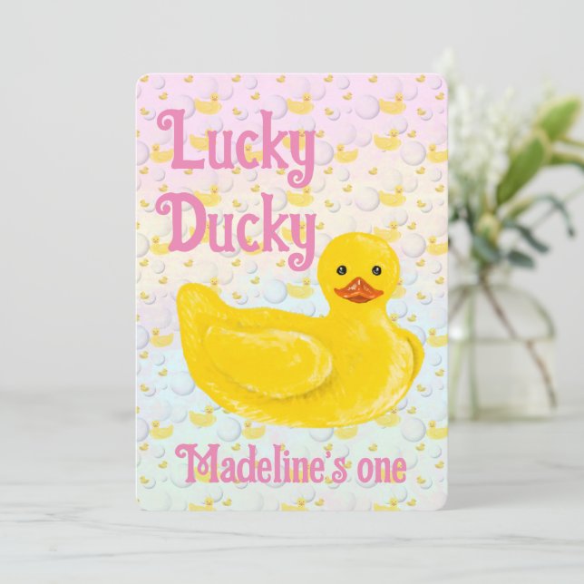 Lucky Ducky First Birthday Invitation Inbjudningar (Stående Fram)