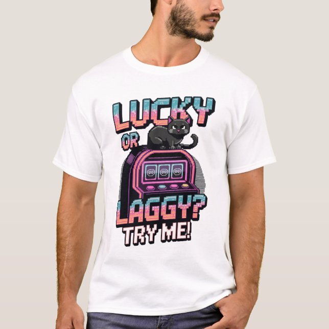 Lucky eller Laggy? - Retro Pixel Cat Slot Maskin T Shirt (Framsida)