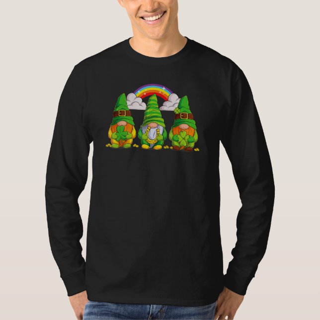 Lucky Gnomes Holding Shamrock Clover And Horseshoe T Shirt (Framsida)