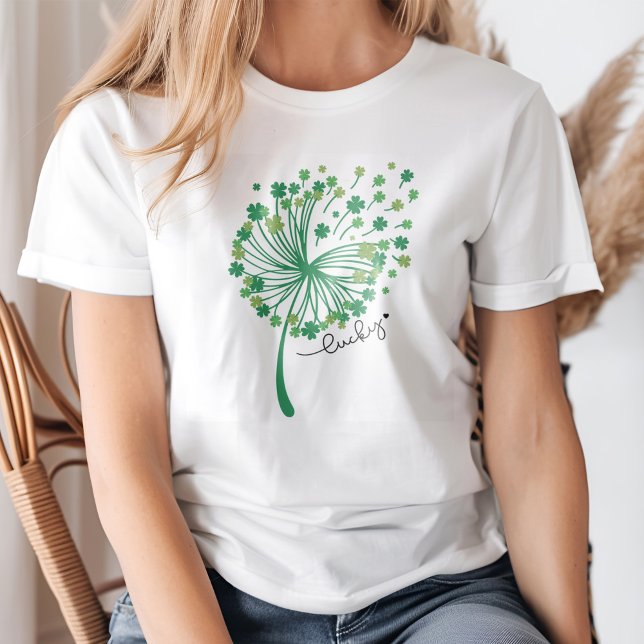 Lucky Grönt Dandelion med Shamrocks T Shirt (Young woman wearing a Lucky Green Dandelion with Shamrocks T-Shirt.)