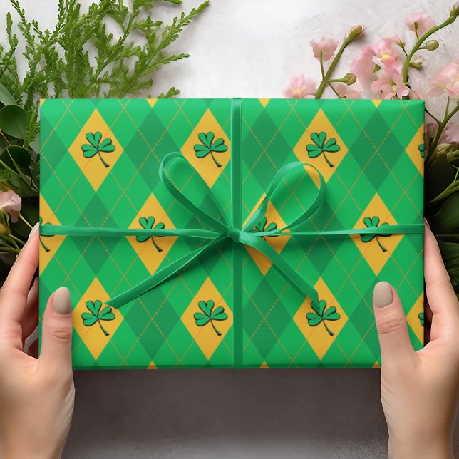 Lucky Grönt & Guld Klöver Argyle St. Patrick's Day Presentpapper (Green and Gold Lucky Green Clover Argyle Design. Green and Gold Diamonds, Orange Dotted Lines.)