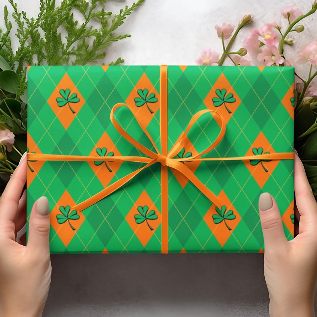 Lucky Grönt Klöver Argyle St. Patrick's Day Presentpapper (Lucky Clover Irish Argyle Pattern Wrapping Paper. Green and Orange Diamonds with Yellow Dotted Line.)