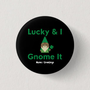 Lucky & I Gnome Det Roligt Sarcasticst Cat St Pat Knapp