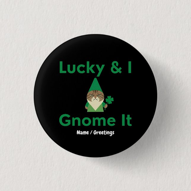  Lucky & I Gnome It Funny Sarcastic Cat St Patrick Knapp (Framsida)