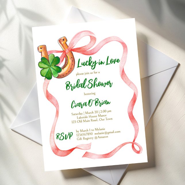 Lucky i kärlek i klöver löv, möhippa för armband p inbjudningar (Lucky in love clover leaf pink  bow ribbon st Patrick's day bridal shower invitation template)