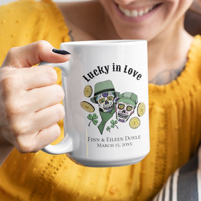 Lucky i Kärlek Irish Sugar Döskallars Newlyed Kaffemugg (Lucky in Love Irish Sugar Skulls. Irish Couple & Newlyweds. Sugar Skulls, Green Clovers, Gold Coins)