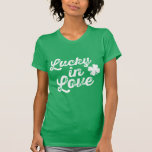 Lucky i Kärlek St. Paddy's Day T-shirt<br><div class="desc">Bekvämt tryckt produkt med en söt "Lucky in Kärlek"-design.</div>