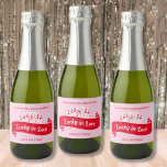 Lucky i Kärlek Vibrant Rosa & Red Bachelorette<br><div class="desc">Lägg på bubblan och skägget till kärlek med vår "Lucky in Kärlek"-champagneetikett för bachelorette! Med den fängslande drottningen av Hearts och en handritad kvinnas kontur som på ett skickligt sätt håller ett champagneglas, är dessa etiketter en epitum av elegans och upphetsning i fet rosa och rött nyck. Oavsett om du...</div>