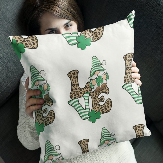 Lucky Kärlek Gnome St. Patrick's Day Kudde (Lucky Love Gnome St. Patrick's Day Throw Pillow)