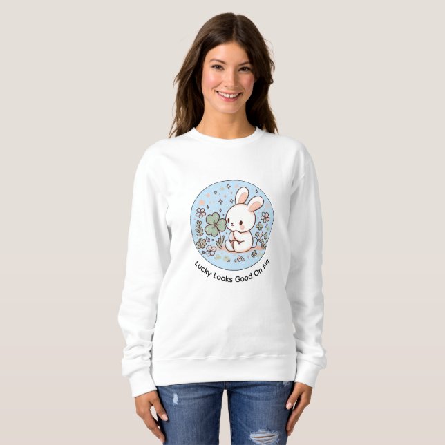 Lucky Looks Good On Me Cute Bunny Sweatshirt T Shirt (Hel framsida)
