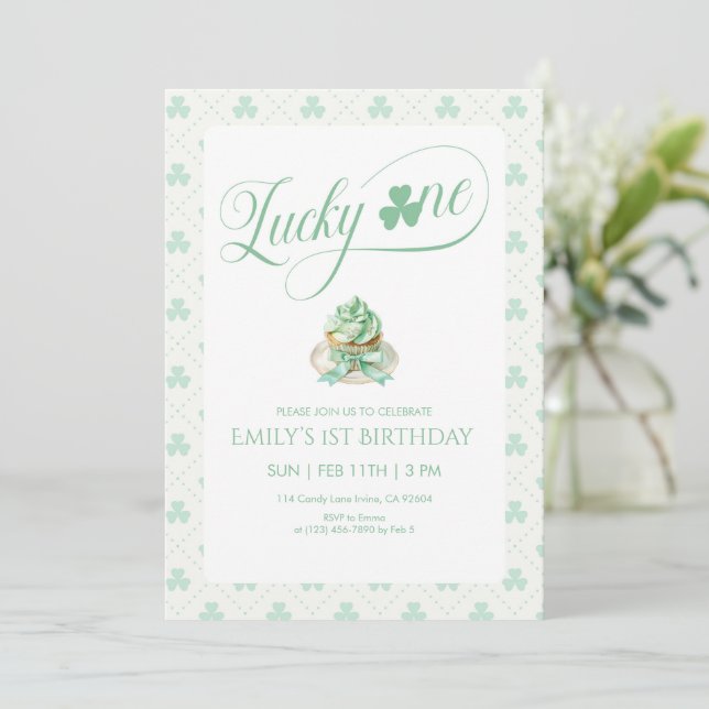 Lucky One Cupcake First Birthday Inbjudningar (Stående Fram)
