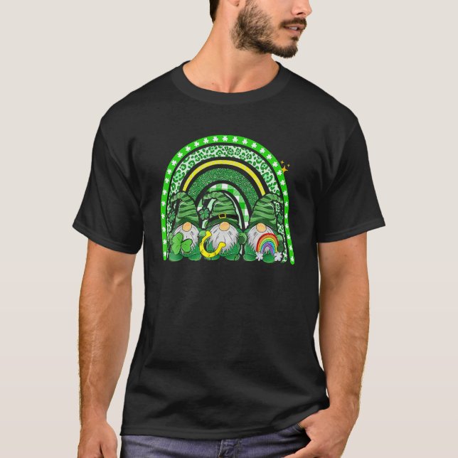 Lucky Rainbow Three Gnomes St Patricks Day Shamroc T Shirt (Framsida)