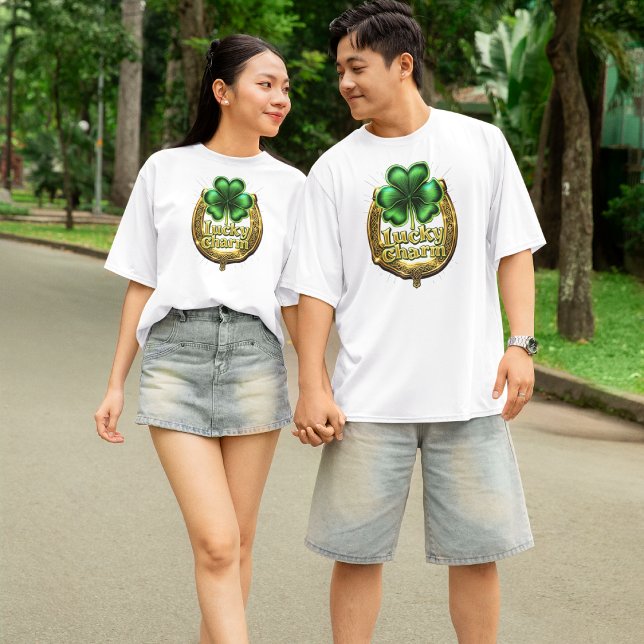 Lucky schamprock celtic horseshoe charm on white t shirt (Skapare uppladdad)