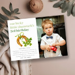 Lucky Shamrock St Patrick Day Kids Photo Birthday Tack Kort<br><div class="desc">En Cute Lucky Shamrock St patrick's day Kids Theme Collection.- Det är en Elegant Simple Minimal Vattencolor Illustration of Shamrock, perfekt för din St patrick's day babydusch och små födelsedagsfester. Det är mycket enkelt att anpassa, med dina personuppgifter. Om du behöver någon annan matchande produkt eller anpassning kan du skicka...</div>