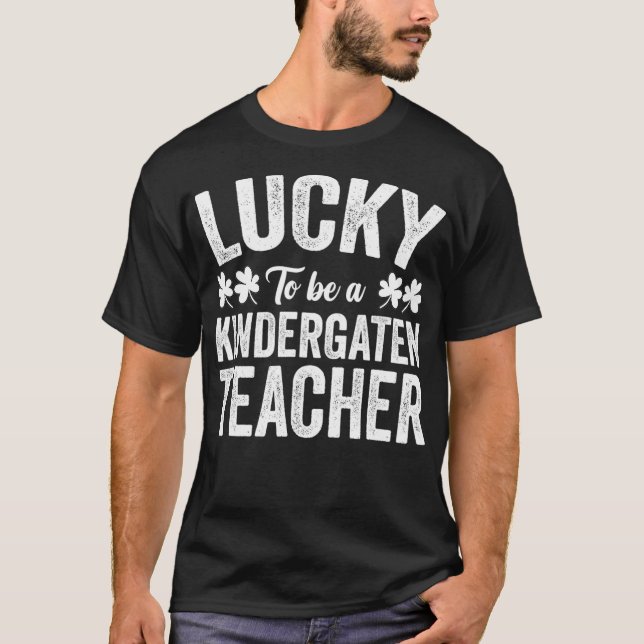 Lucky To Be A Kindergarten Teacher St Patricks Day T Shirt (Framsida)