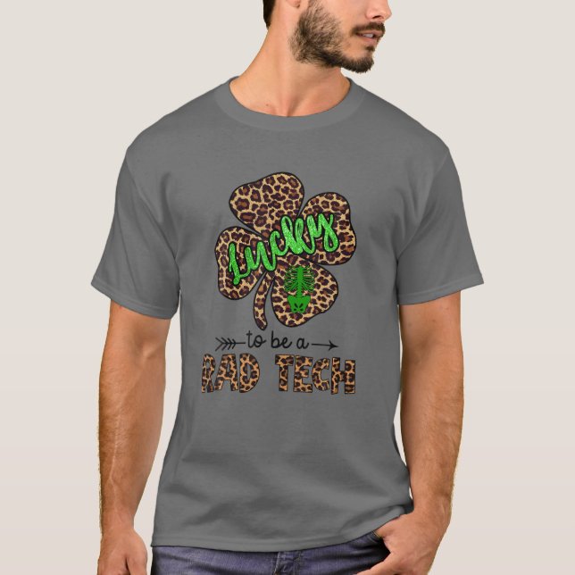 Lucky To Be A Rad Tech Leopard Shamrock St Patrick T Shirt (Framsida)