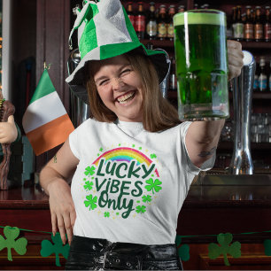 Lucky vibes endast regnbåge schrockirish på vitt t shirt