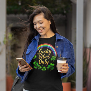 Lucky Vibes endast schackrera irish rainbow på sva T Shirt