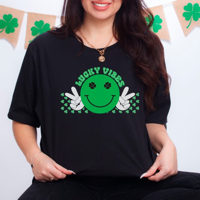 Lucky Vibes Grönt Smiling Ansikte Shamrock T Shirt (Skapare uppladdad)