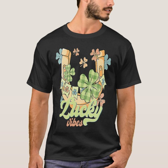 Lucky Vibes hästsko & fyrbladig klöver St Patricks T Shirt (Framsida)