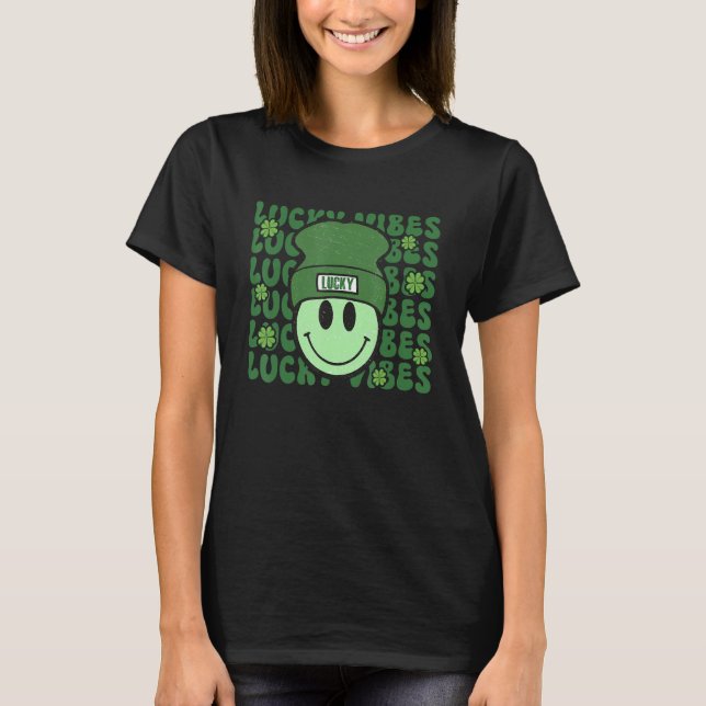 Lucky Vibes St. Patrick's Day Groovy Happy Face wi T Shirt (Framsida)