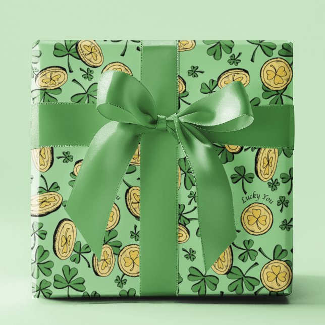 Lucky You Grönt Klöver Guld Mynt St patrick's day Presentpapper (Lucky You Green Clovers & Gold Coins St Patrick's Day Wrapping Paper on Light Green Background.)