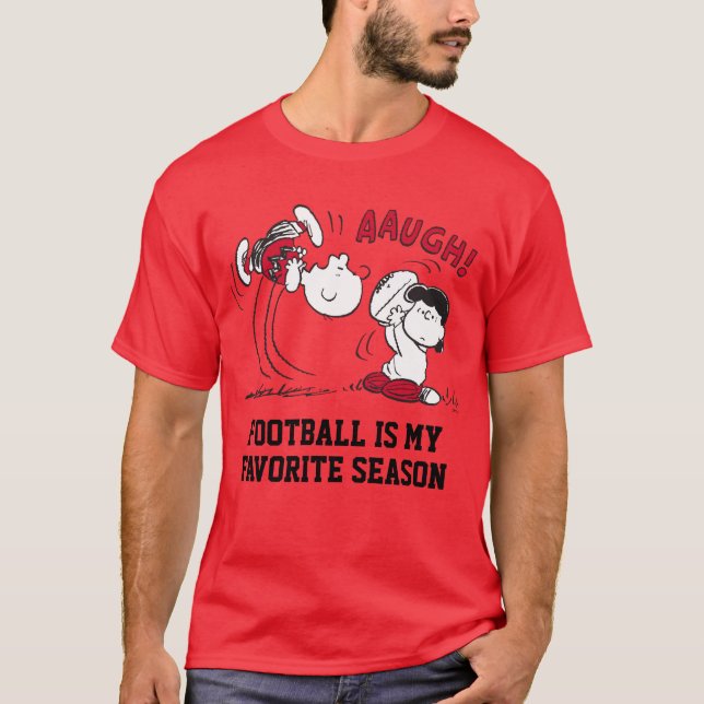 Lucy Pulls Way Football från Charlie Brown T Shirt (Framsida)