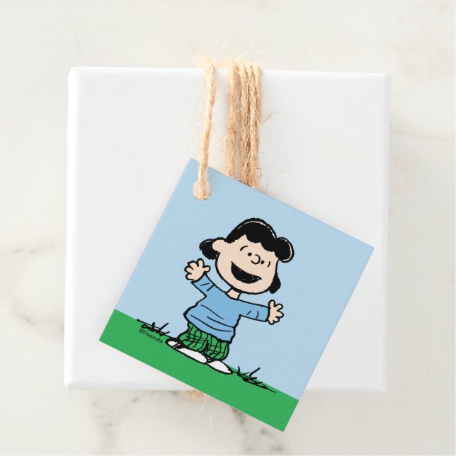 Lucy With Arm Wide Gåvor Etiketter (På plats)