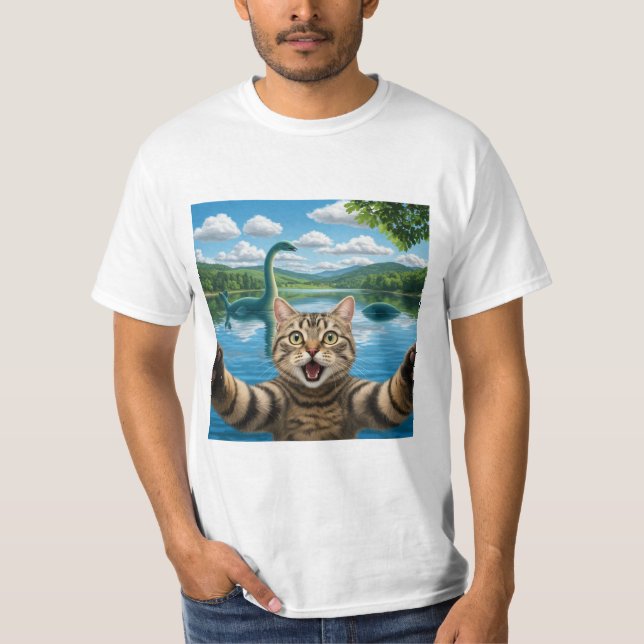 Luddig kattselfie med Loch Ness Monster Coola Katt T Shirt (Framsida)