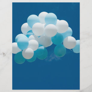 Luft-ballonger som flyger i blå himmel reklamblad