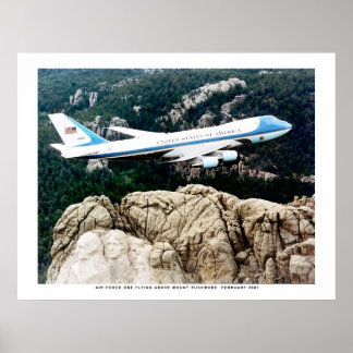 Luft Force One flyger över Mount Rushmore Poster