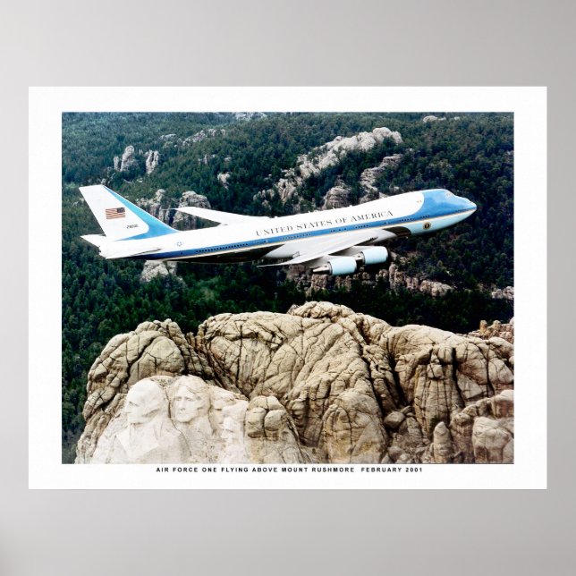 Luft Force One flyger över Mount Rushmore Poster (Framsidan)
