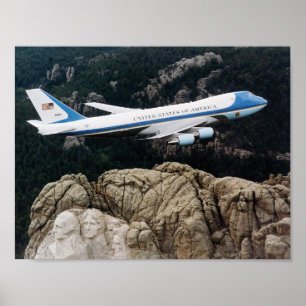 Luft Force One flyger över Mount Rushmore Poster