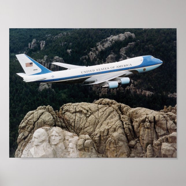Luft Force One flyger över Mount Rushmore Poster (Framsidan)