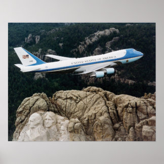 Luft Force One som flyger över Mount Rushmore Post Poster