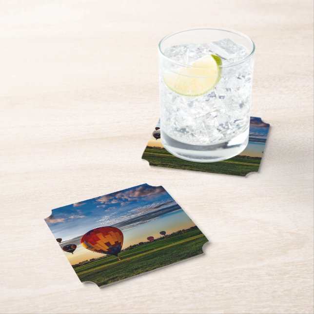 Luftballong festival i en vacker molnig Himlar Underlägg Papper (Insitu)