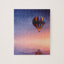 Luftballong över hav på solnedgången