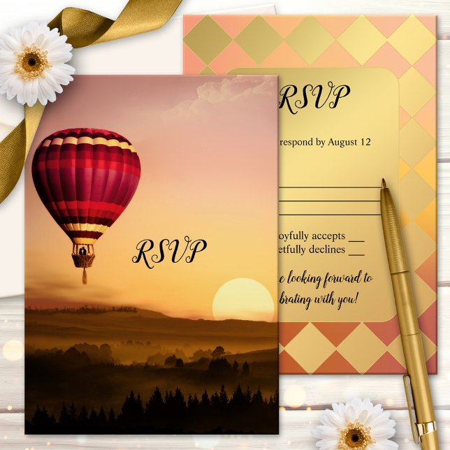 Luftballong Solnedgång Bröllop OSA-kort Inbjudningar (RSVP card featuring a hot air balloon with a couple silhouette over a dreamy landscape at sunset)