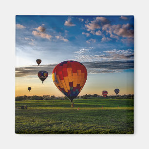 Luftballongens festival i en vacker moln Himlar Magnet