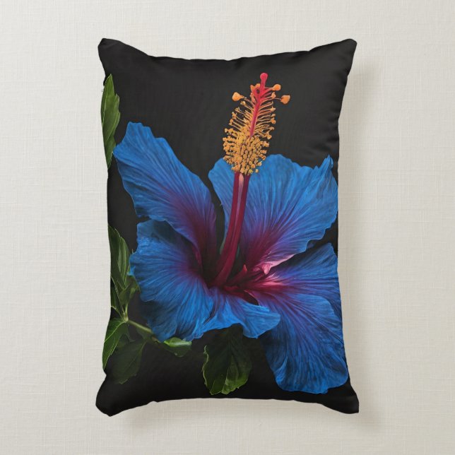 "Lugn blomning: Den blå hibiskusblommans skönhet Prydnadskudde (Framsidan(Vertikal))