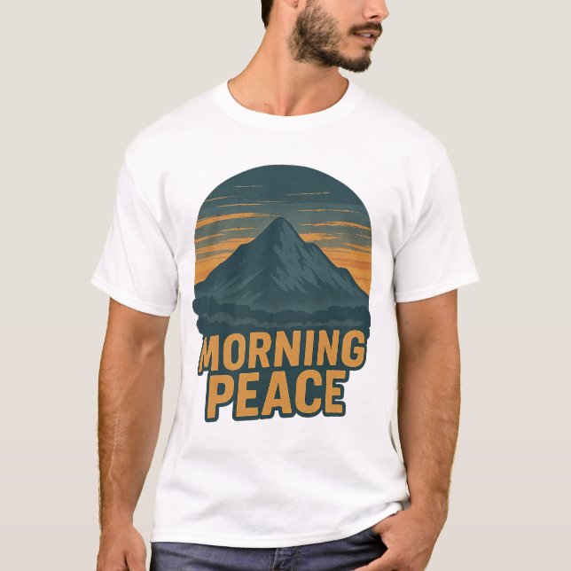 Lugn Fjällsoluppgång Retro Emblem T Shirt (Framsida)