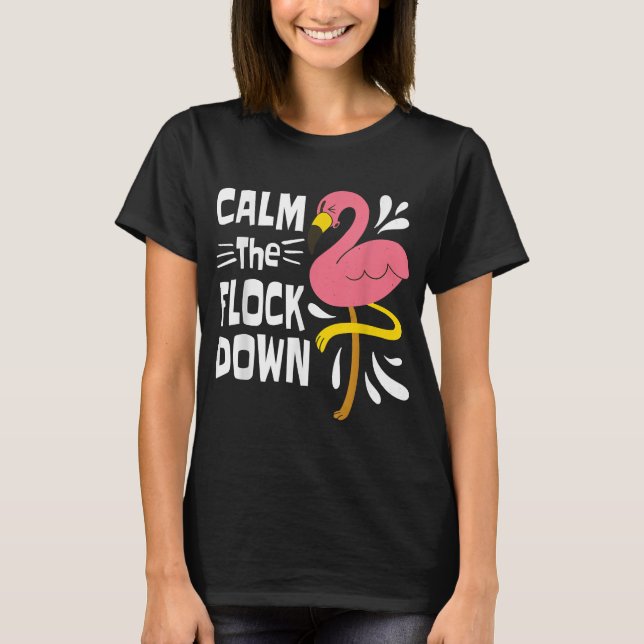 Lugn Flock Down Funny Rosa Flamingo T Shirt (Framsida)