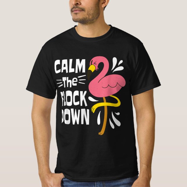 Lugn Flock Down Funny Rosa Flamingo T Shirt (Framsida)